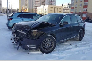 ДТП в Брянске: столкнувшиеся на перекрёстке иномарки едва не раздавили пешеходов на светофоре