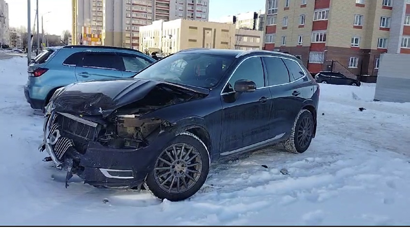ДТП в Брянске: столкнувшиеся на перекрёстке иномарки едва не раздавили пешеходов на светофоре