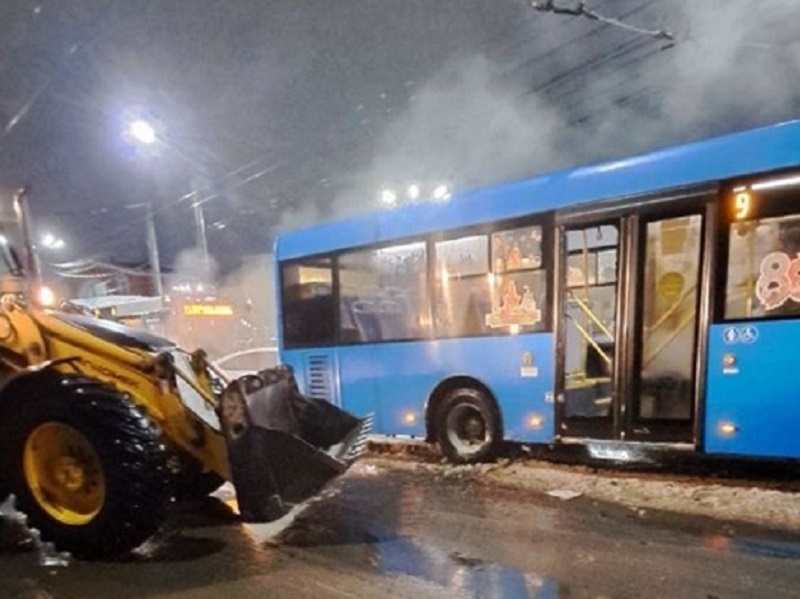 ДТП в Брянске: погрузчик протаранил городской автобус