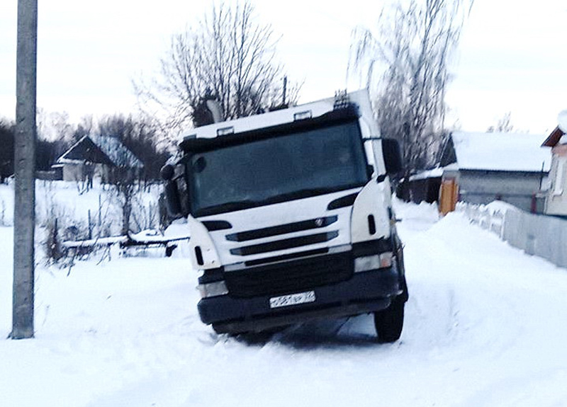 Три мусоровоза попали в снежные ДТП на сельских дорогах Брянской области