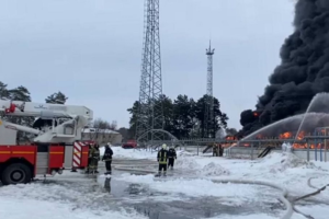 Пожар на нефтебазе в Клинцах продолжается более 12 часов, пожарные готовятся тушить резервуары ночью
