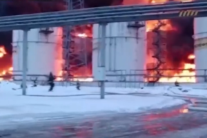 Пожар на нефтебазе в Клинцах, атакованной французским беспилотником, продолжается больше суток