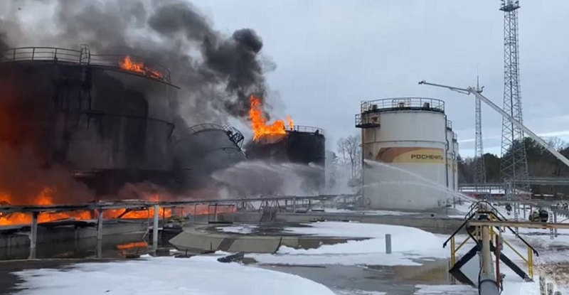 Пожар на нефтебазе в Клинцах: горят четыре резервуара, с огнём борются более 140 пожарных