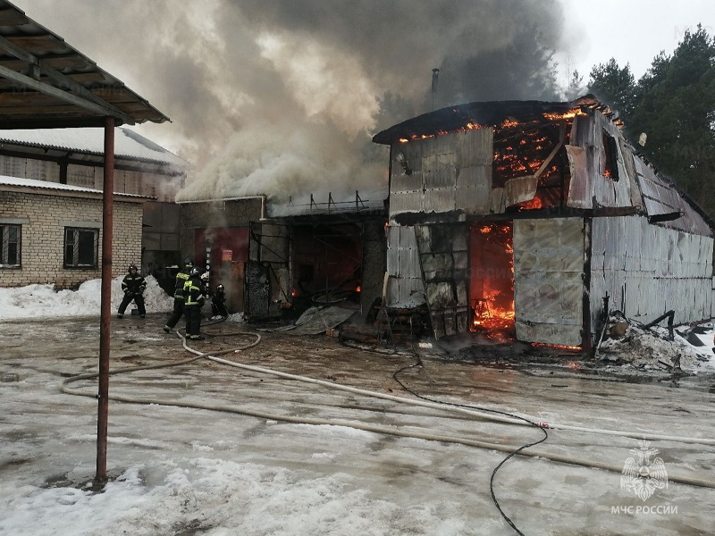 Пожар в Клинцах: сгорел автосервис, жертв нет