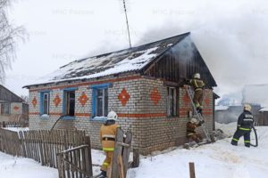 Пожар в Карачеве: два человека спасены из горевшего частного дома
