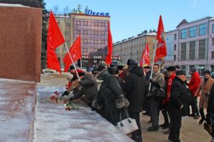 Брянские коммунисты отметили 100-летие со дня смерти Ленина возложением цветов к памятнику на площади его имени