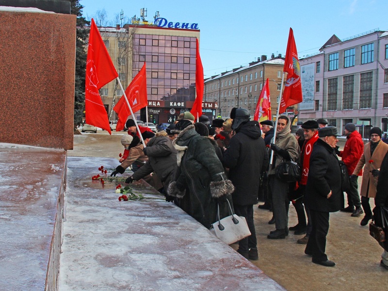 Брянские коммунисты отметили 100-летие со дня смерти Ленина возложением цветов к памятнику на площади его имени