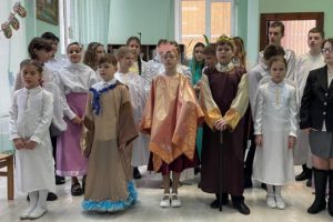Детский театр «Перезвон» устроил в детской библиотеке «Радость Рождества»