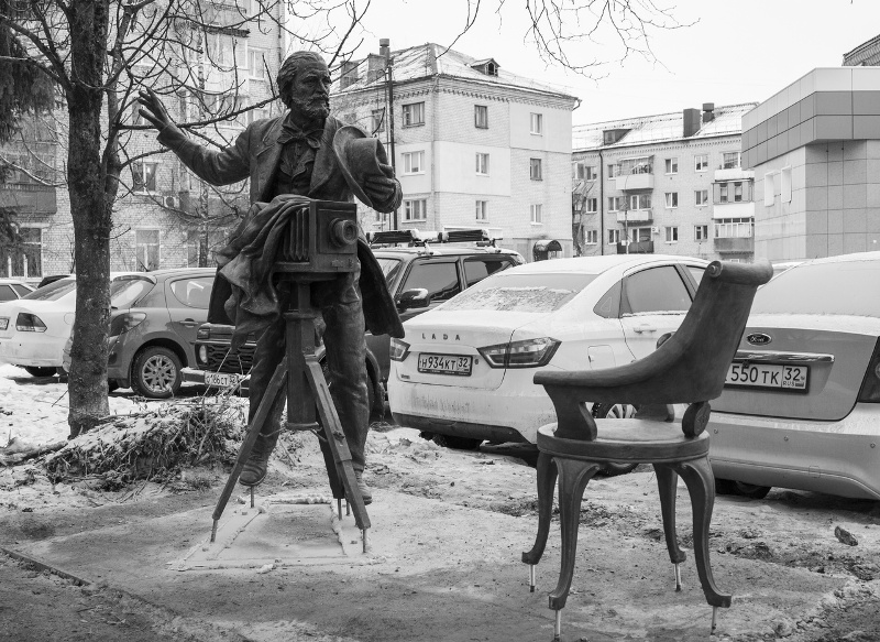 Центр Брянска украсил памятник фотографу XIX века «Птичка»