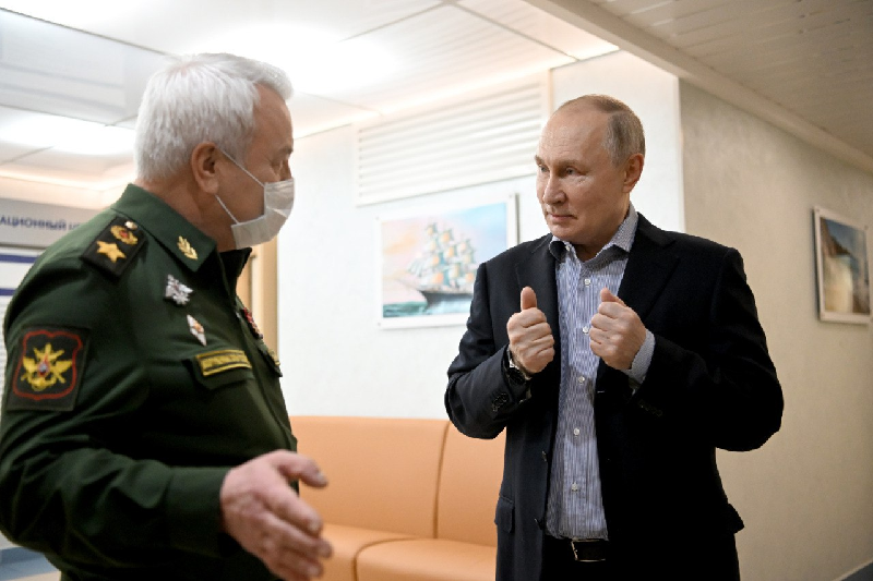 «Украина нам не враг, а вот те, кто хотят добиться стратегического поражения России — враги» — Владимир Путин на встрече в военном госпитале