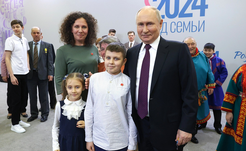 Брянские семьи участвуют в старте Года семьи. Одна из них подарила талисман Владимиру Путину