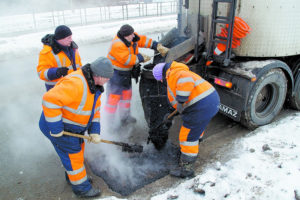 Брянские дорожники проводят зимний ямочный ремонт – горадминистрация