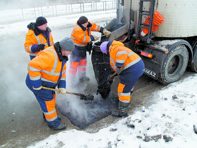 Брянские дорожники проводят зимний ямочный ремонт – горадминистрация