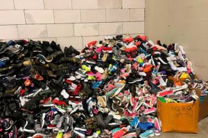 Брянские таможенники обнаружили примерно тонну контрафактных обуви и парфюмерии в магазине