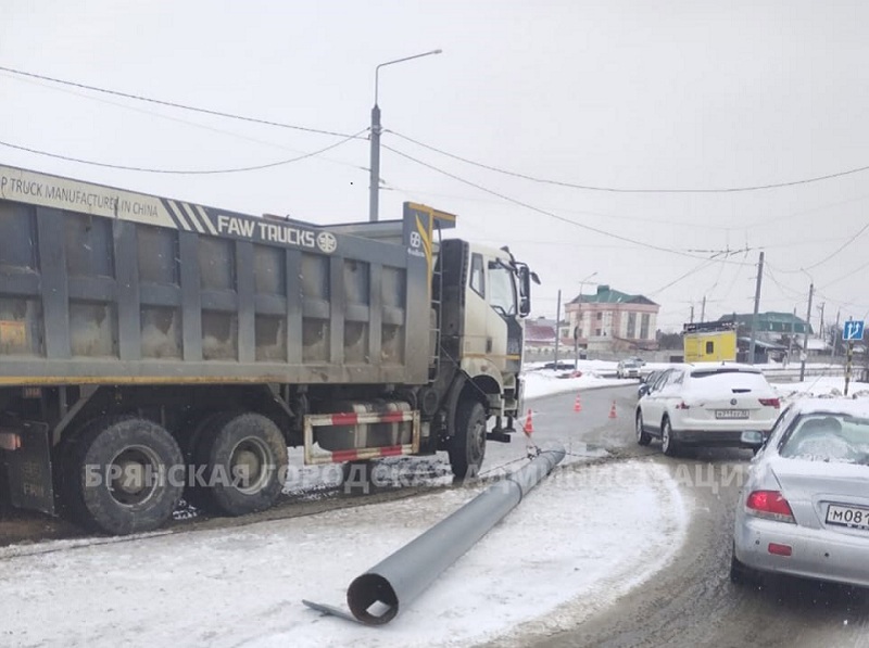 Транспортное ЧП в Брянске: на улице Объездной произошёл обрыв троллейбусных проводов