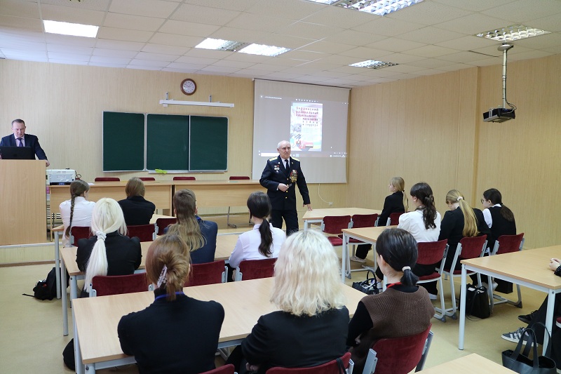 Брянские пограничники-ветераны провели для школьников уроки-предостережения, посвящённые укронацизму