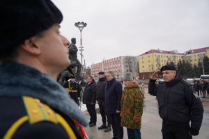 Брянский губернатор возглавил возложение цветов и венков в День защитника Отечества