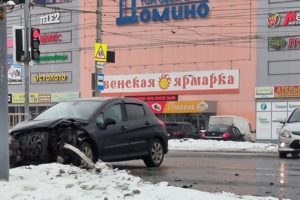 ДТП в Брянске: разбитая легковушка «организовала» десятибалльную пробку на выезд из Брянска