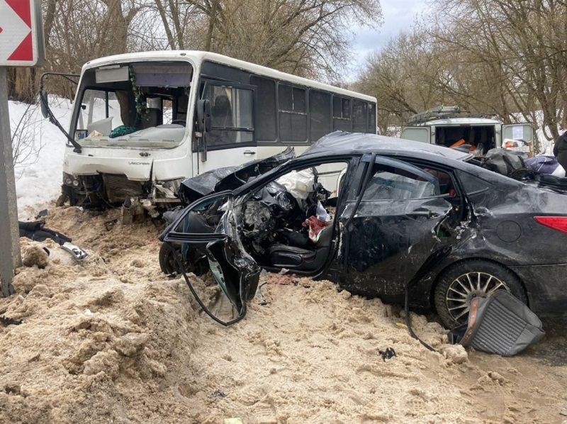 ДТП под Трубчевском: легковушка протаранила автобус с пассажирами, два человека погибли