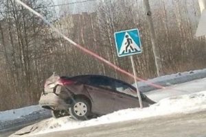 ДТП на окраине Брянска: в улетевшей в канаву легковушке тяжело травмирован пассажир