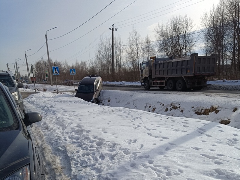 ДТП на окраине Брянска: автомобиль улетел в придорожную канаву