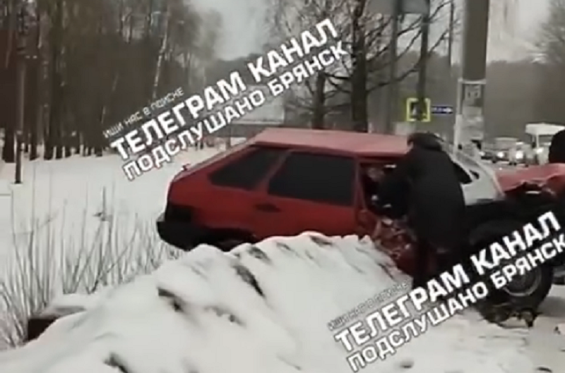 ДТП в пригороде Брянска: дорожная полиция ищет водителя, скрывшегося с места аварии