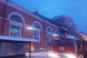 Пожарные утром тушили крышу железнодорожного вокзала Брянск-Орловский