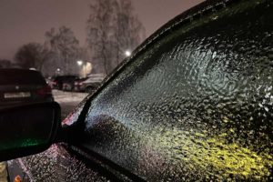 Брянск накрыл ледяной дождь, школьникам отменены занятия в понедельник, а синоптики обещают во вторник ледяной дождь снова