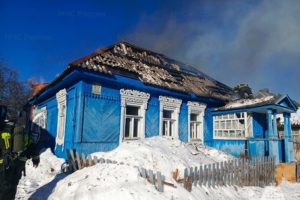 Пожар в пригороде Брянска: сгорел дом на крутом берегу Десны