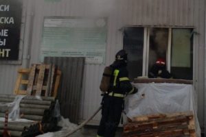 Пожар на строительном рынке: в Брянске выгорел павильон стройматериалов на Сталелитейной