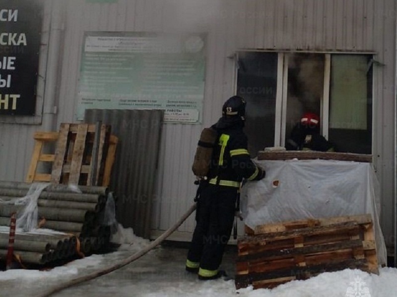 Пожар на строительном рынке: в Брянске выгорел павильон стройматериалов на Сталелитейной