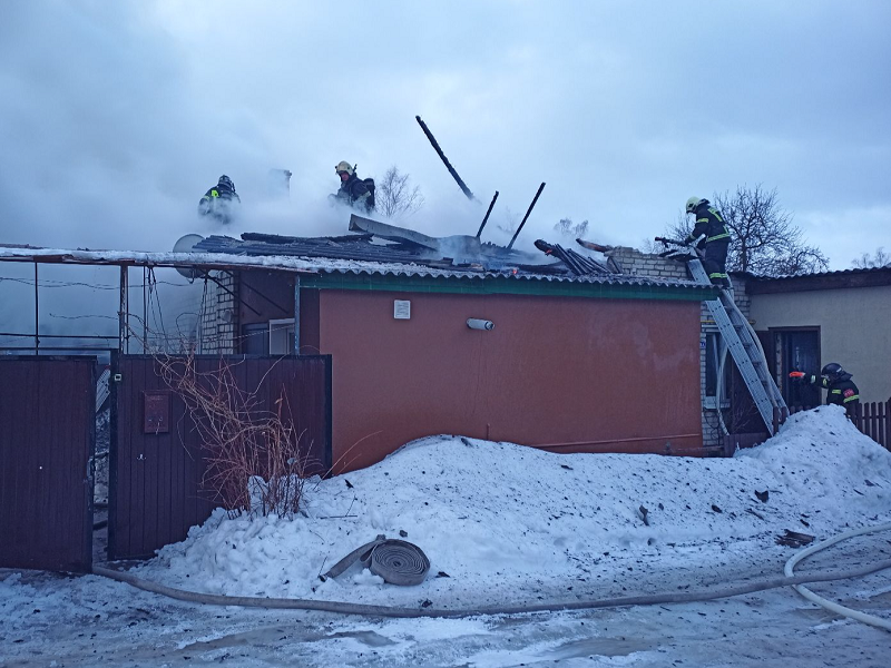Брянские пожарные потушили крышу в частном доме, о пострадавших не сообщается