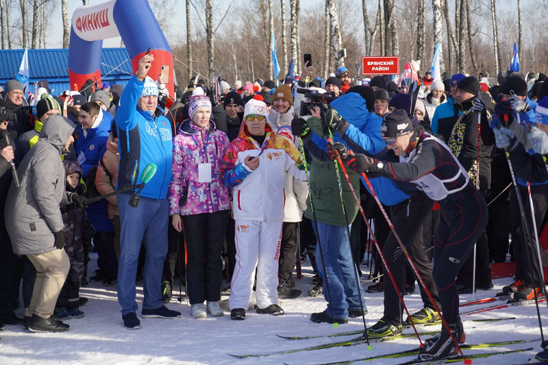 «Лыжня России 2024» собрала в Брянске на трассе в 10-м микрорайоне больше полутора тысяч спортсменов от трёх до 86 лет