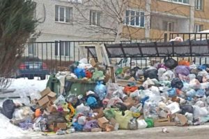 Брянские мусорщики жалуются на невозможность проезда по обледеневшим дворам в 4-м и 5-м микрорайонах