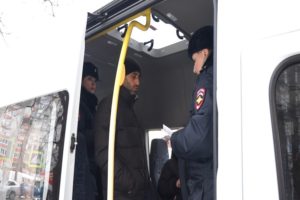 Брянские силовики вручили новым гражданам России повестки военкомат в ходе операции «Нелегальный мигрант»
