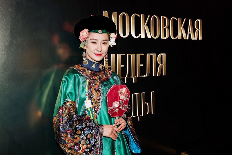 Китайская актриса Лили Цзи произвела фурор на Московской неделе моды тысячелетним платьем