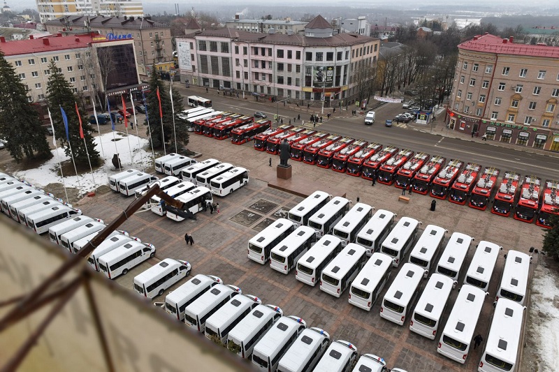 Министр строительства и брянский губернатор торжественно вручили ключи от почти сотни троллейбусов и автобусов