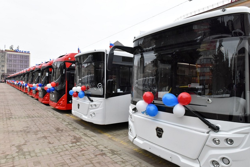 Министр строительства и брянский губернатор торжественно вручили ключи от почти сотни троллейбусов и автобусов