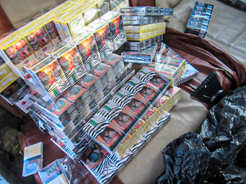 Брянские таможенники изъяли у двоих предпринимателей свыше 800 пачек белорусских сигарет
