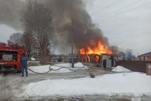 Пожар под Карачевом: в деревне Фроловка сгорел дом, жертв нет