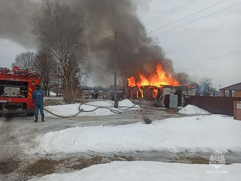Пожар под Карачевом: в деревне Фроловка сгорел дом, жертв нет