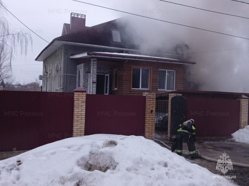 Пожар в Брянске: выгорел частный «многоэтажный» дом недалеко от площади Партизан