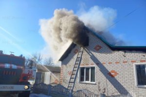 Пожар в Выгоничах: пожарные два часа боролись с огнём, охватившим частный дом