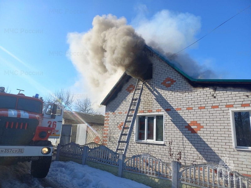 Пожар в Выгоничах: пожарные два часа боролись с огнём, охватившим частный дом