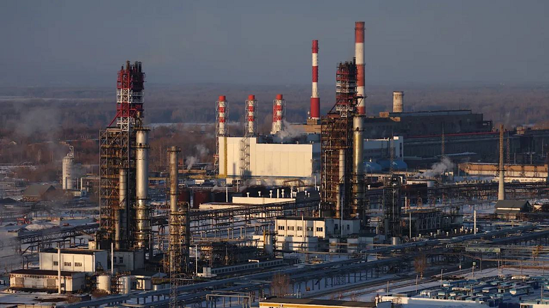 Атаки беспилотников на российские НПЗ вывели из строя почти десятую часть суточной нефтепереработки