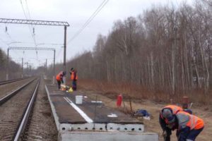 Первая практически готова, вторая — на очереди: к паводку-2024 железнодорожники возводят временные платформы в Радице-Крыловке
