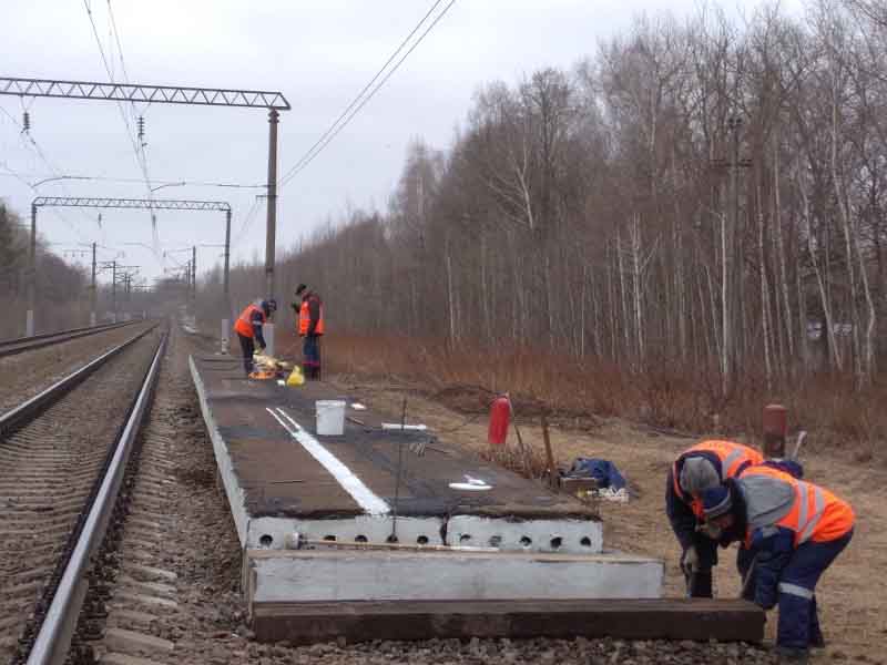 Первая практически готова, вторая — на очереди: к паводку-2024 железнодорожники возводят временные платформы в Радице-Крыловке