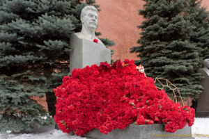 День памяти Сталина: на могилу генералиссимуса у Кремлёвской стены возложили 6,3 тыс. красных гвоздик