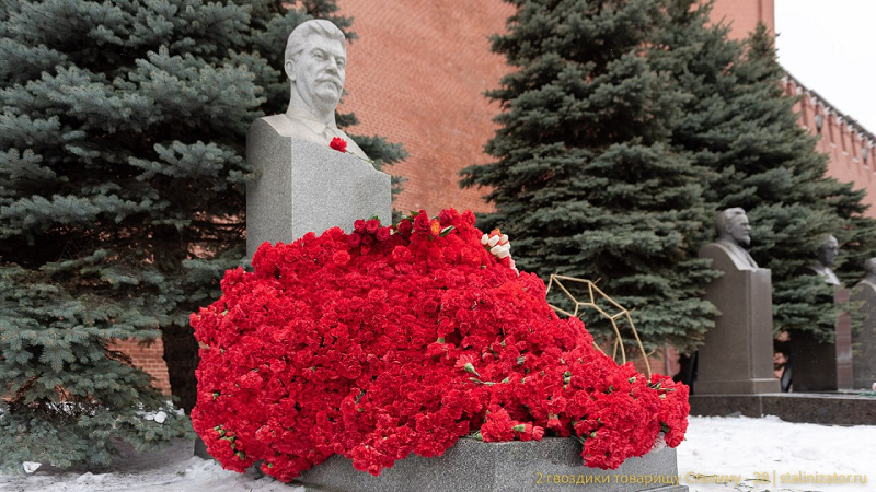 День памяти Сталина: на могилу генералиссимуса у Кремлёвской стены возложили 6,3 тыс. красных гвоздик