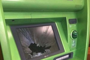 Житель Новозыбкова по пьяни разгромил банкомат попавшейся под руку урной и тротуарной плиткой
